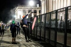 米ウィスコンシンで発砲、2人死亡　黒人男性銃撃でデモ続く中
