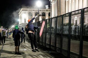 米ウィスコンシンで発砲、2人死亡　黒人男性銃撃でデモ続く中