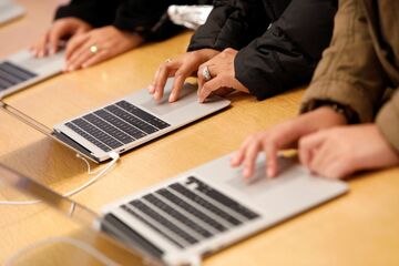 アップル、自社チップ「M1」搭載の新型Mac発表