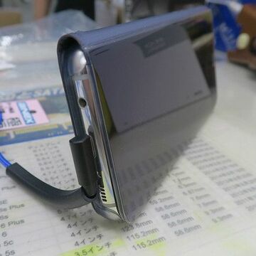 スマホスタンドになるスリムな横L字のUSBType-Cケーブル