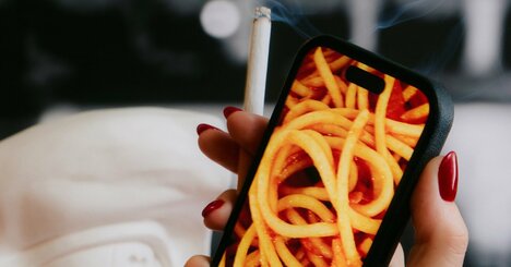 スマホは新たな「たばこ」、禁止する米レストラン