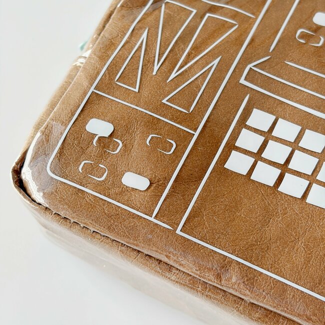 見つけた瞬間、迷わず購入！コメダ珈琲の“お店みたいなポーチ”かわいすぎて年中持ち歩きたい！「一目惚れで買った」「内側が店内柄」