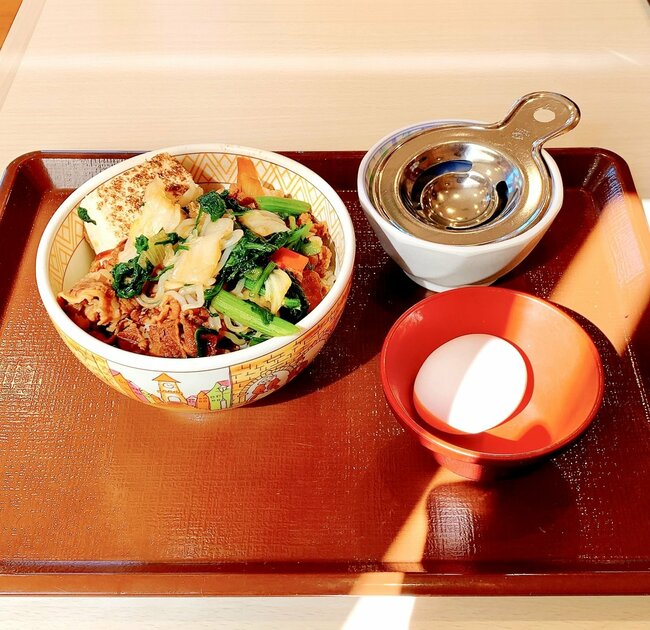もう普通の牛丼に戻れないかも…すき家の“よくばり限定メニュー”生卵もセットになってて贅沢すぎる！「完璧な味」「すき家で1番好きかも」「具沢山で美味しかった」《実食レビュー》