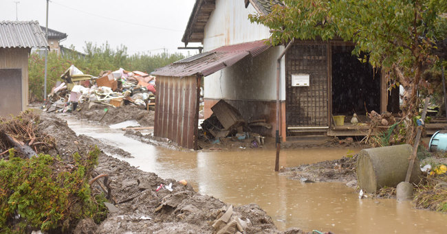 大雨の影響で家屋前にできた水たまり＝25日、長野市
