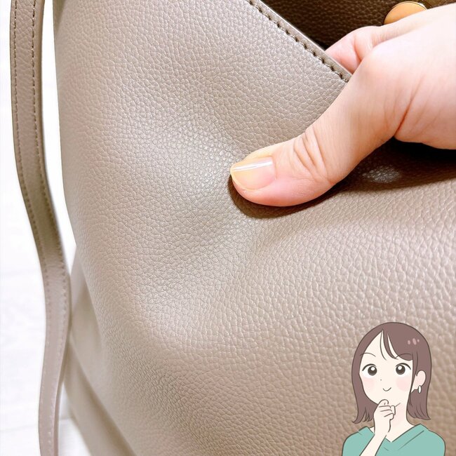 3COINSの「荷物がたっぷり入るショルダーバッグ」ペットボトルを立てて収納できて便利!シンプルだから長く愛用できそうです!《購入レビュー》
