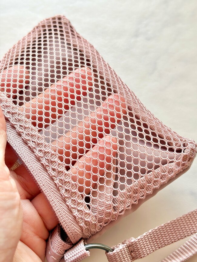 ミニ財布にちょうどいい！無印良品の“天才ケース”が買って大正解でした！「バッグの中で迷子にならない」「家族で使ってます」