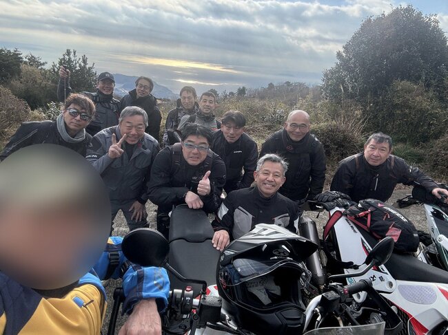 総勢12人。しかしバイクに乗るのは見事にオッサンばかりですな。若者のクルマ離れが叫ばれますが、バイク離れはさらに深刻です