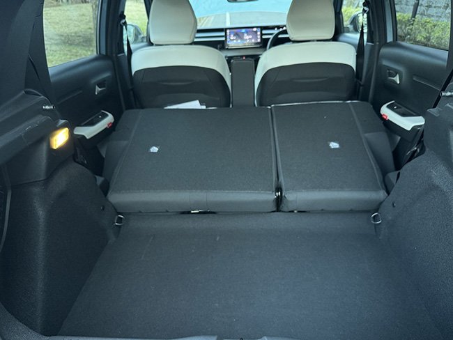 リアシートをたたむと、このような段差が……