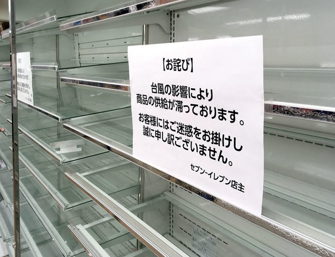 被災しなかった首都圏のコンビニは営業を再開したが、棚が空っぽというケースも見られた