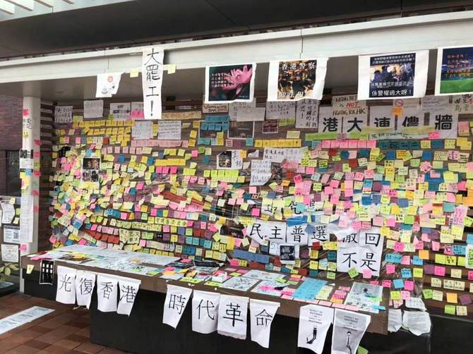 香港警察発砲で危険度は一段上昇、学生たちは大学ではなくデモへ向かう