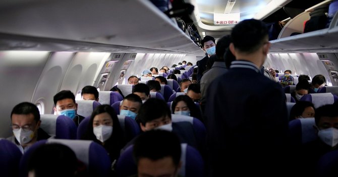 上海の空港に駐機中の機内
