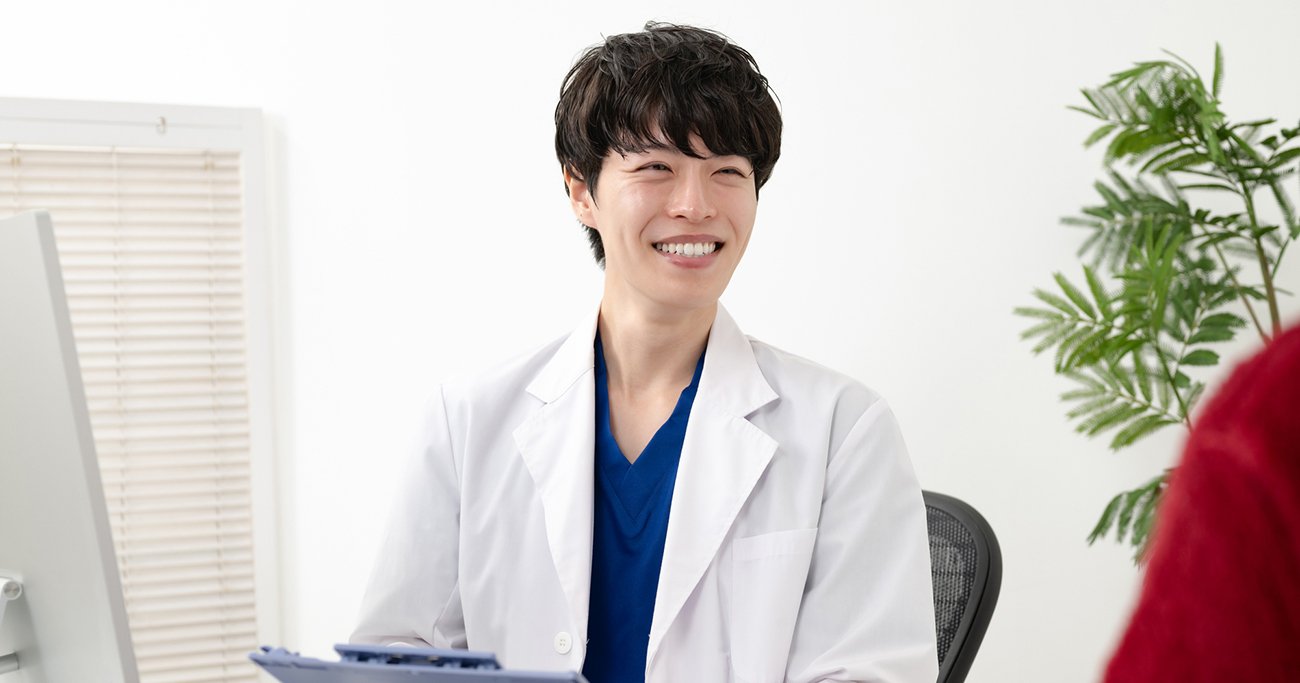 笑顔の若い男性医師