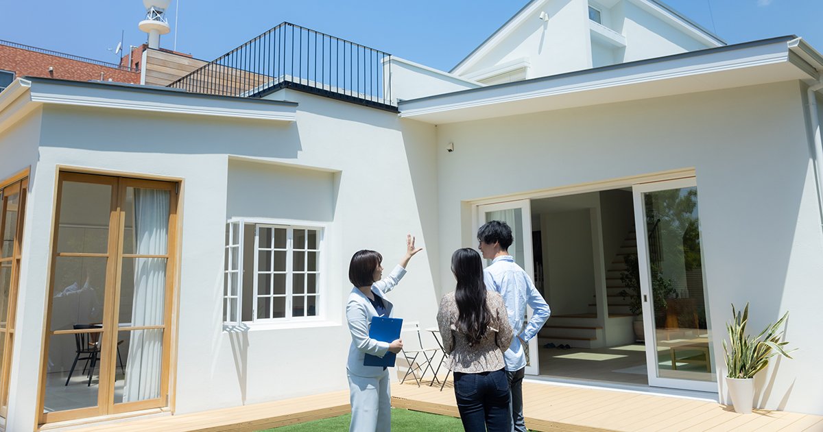 住宅を見る夫婦