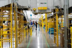 米アマゾン、物流拠点の拡充急ぐ　2年でほぼ倍増