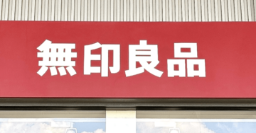 「パンツ類は全てこれにしたい」無印良品の“2990円パンツ”がスウェットなのにキレイ見え！「売り切れそうな予感」「スッキリ見える」