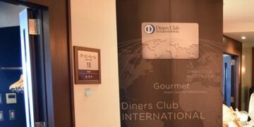 「ダイナースクラブカード」の馬主体験ツアーに参加して「東京競馬場」の裏側に潜入！ レース当日のパドックや検量室に入れて、競馬を貴賓室で観戦できる！