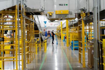 米アマゾン、物流拠点の拡充急ぐ　2年でほぼ倍増