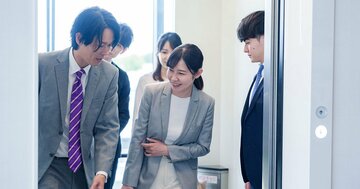 「エレベーターのボタン係」本当に必要？ 日本人だけがそわそわする「謎マナー」の実態