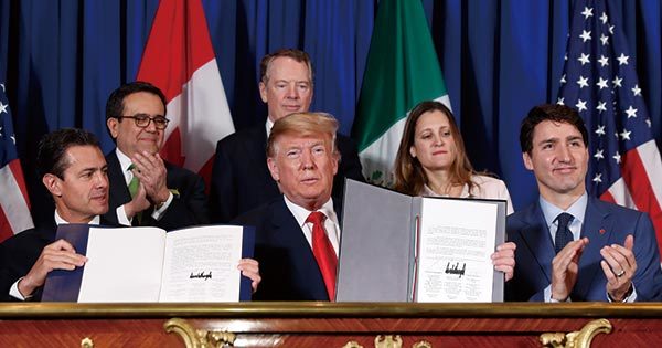USMCAに署名するトランプ大統領、メキシコのペニャニエト前大統領、カナダのトルドー首相