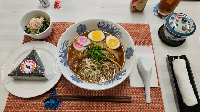 この日はラーメン、おにぎり、小鉢という献立でした。主食多め