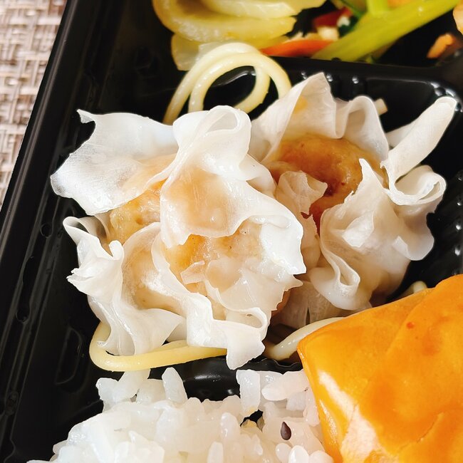 「おかわり案件です」【ほっともっと】の“よくばり中華弁当”主役級のおかずが勢揃いで豪華！「味が濃いけどうまい」「春巻きもパリパリで絶品」