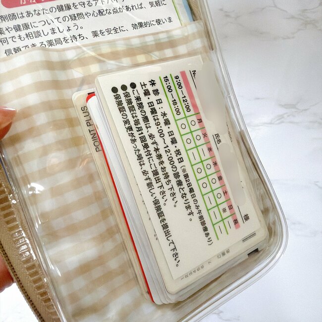 お薬が100錠も入った！ダイソーの「ガバッと開くポーチ」おくすり手帳もジャストフィットで便利！《購入レビュー》