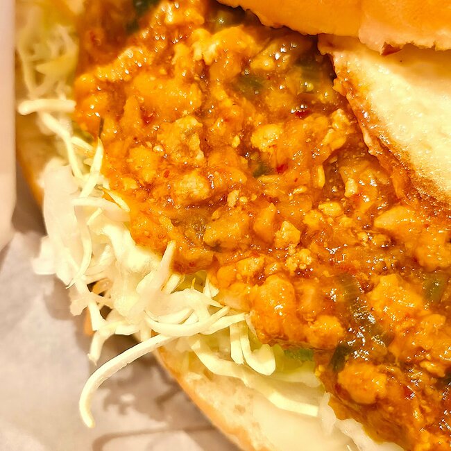 思わず目を疑ったよ…！コメダ珈琲の“衝撃的な新メニュー”具材が滝のようにあふれてくる！「旨いけど食いづらいぜ」「マジで気に入っちゃった」