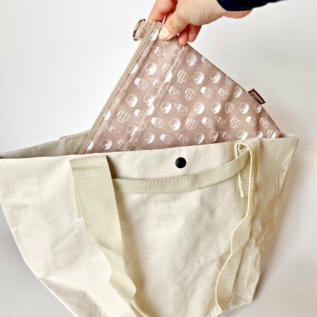 「夏場にいいな」「お散歩に良さそう」コメダ珈琲の“保冷できるポシェット”飲み物を冷たいまま持ち歩けて便利！「ひんやりグッズ入れて歩くのにいいよね」