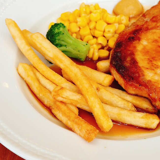 「ほぼ毎回注文」「大好きなメニュー」ロイヤルホストの“平日限定ランチ”満足感がえげつない…!「ロイホはこれしか食べない」
