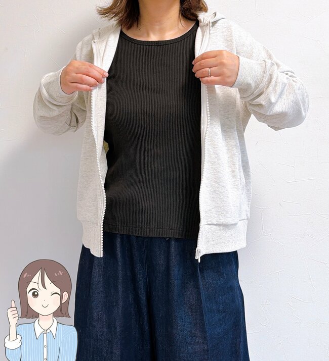 サッと羽織るだけで着痩せする…！ワークマンの「1590円パーカー」めっちゃ軽くて、パジャマみたい楽ちんなんです！《購入レビュー》
