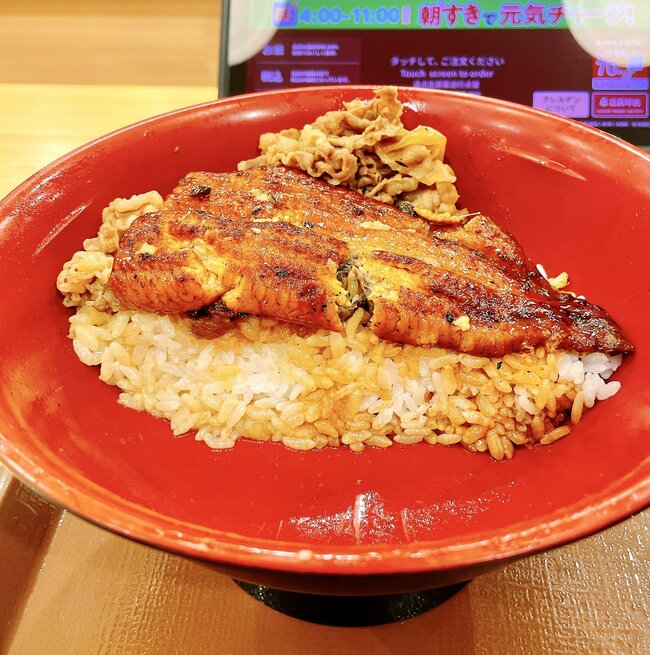 「なんで今まで食べてこなかったんだ」すき家の“よくばりすぎるメニュー”おかず2種盛りで白米が足りないよ…！「今年は本当にレベルが高い」「ふわふわしてるぞ！」