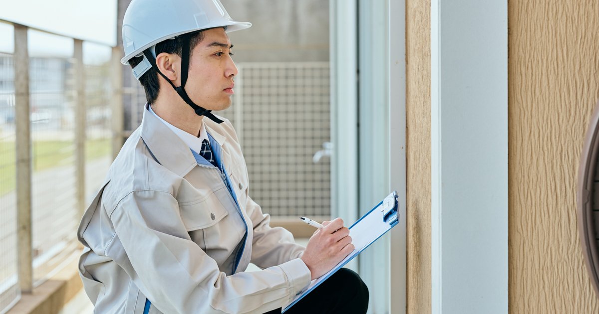 耐震を調べてる男性