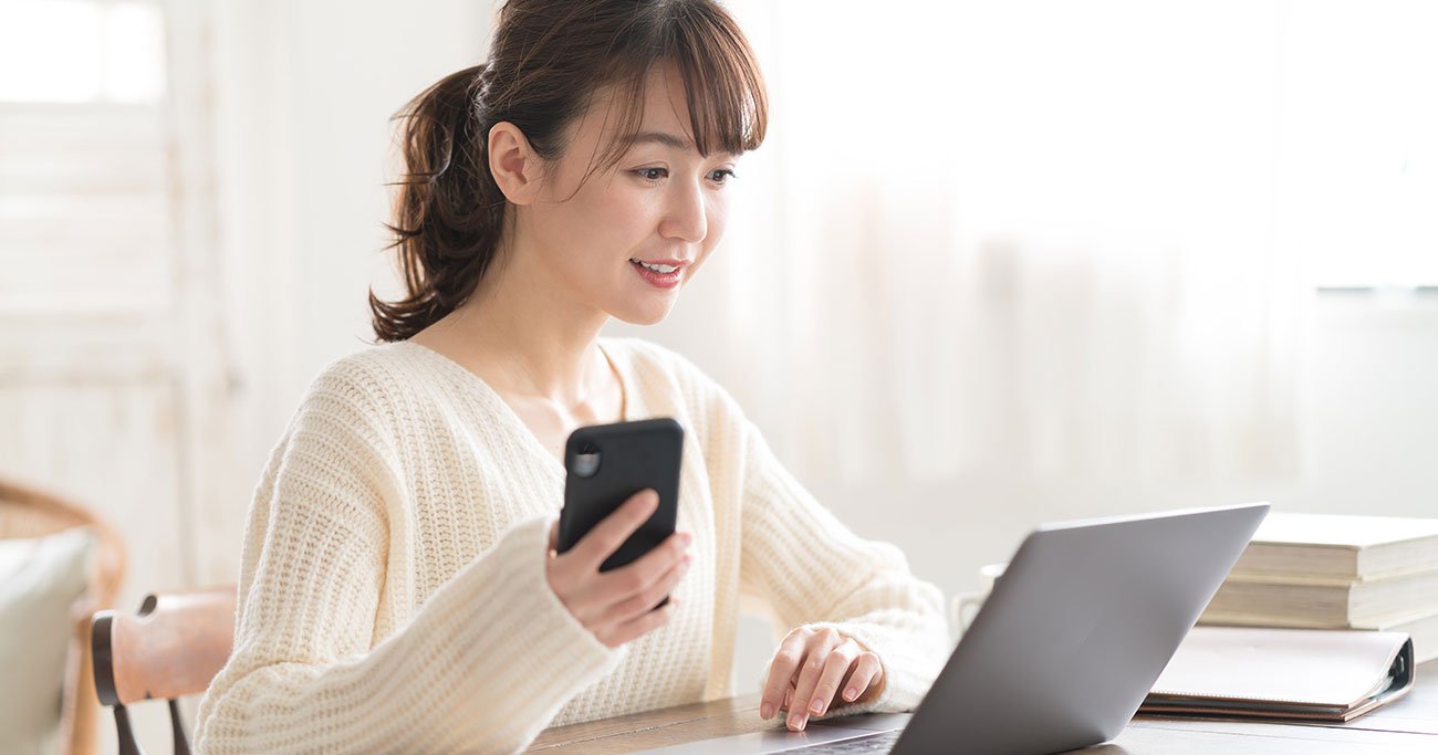 少ない金額でも世界中の株式や債券などに幅広く分散投資できるのが、投資信託の魅力
