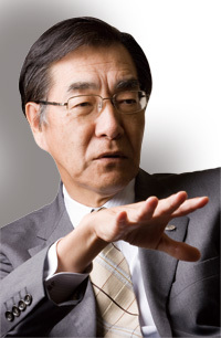 富士重工業社長 森 郁夫<br />新興国向け低価格車は不参戦<br />独自エンジン車を訴求する