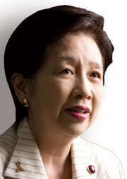 厚生労働大臣 小宮山洋子<br />「タバコ発言」は言葉足らず<br />10年代半ば以降に消費増税を