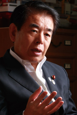 下村博文・文科相に聞く<br />「偏差値一辺倒の価値観を大学入試から変えていく」