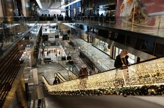 モノ消費の減少、株式市場には災いか