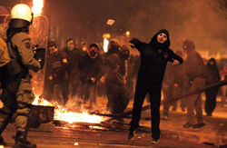 派手なデモは“パフォーマンス”<br />難題山積みのギリシャの行方