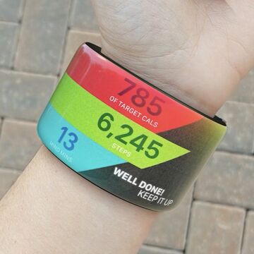 有機EL搭載の曲げ伸ばし可能リストバンド型ウェアラブル端末「Bangle」