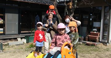 多文化保育施設「はじめのいっぽ保育園」で、子どもたちが笑っている