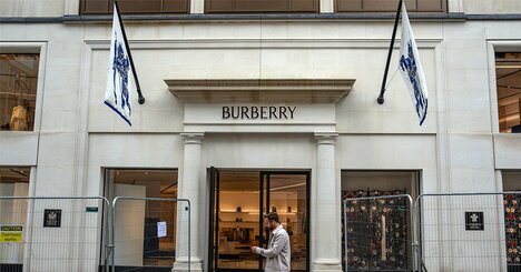 英バーバリー、崩せぬ高級ブランド業界序列