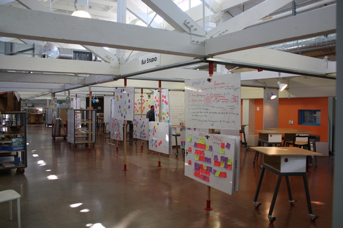 イノベーションを生み出す力を身につけるための教室は、<br />フレキシブルで、空間にもこだわりがあった。<br />【スタンフォード大学d.school編】