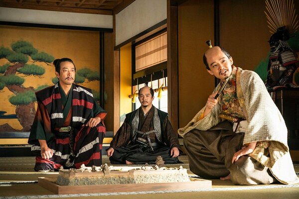 秀吉（右）、秀長（中）は、徳川家の重臣・石川数正（左）を呼び、真田と和睦するよう家康に伝えさせる（C）NHK