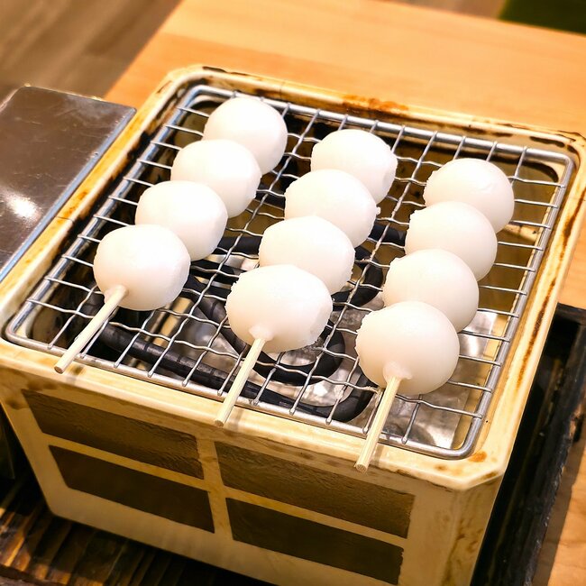 「楽しすぎる大好き」「めちゃおいしくて満足」和風コメダの“だんご三種盛り”がすごい！自分でだんごを焼けて、アツアツの焼きたてが食べられるんです！