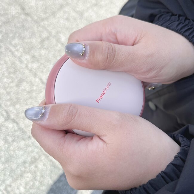 「真冬のディズニーで大活躍！」フランフランの“繰り返し使えるカイロ”マカロンみたいな形が可愛い！「思っていた以上に温かい」「両ポケットに分けて入れられる」