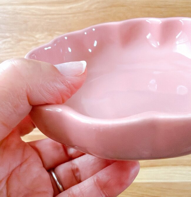 かわいすぎて全色まとめ買いした！セリアの「フランフランみたいな食器」がレトロかわいい…！お花の形が素敵なんです