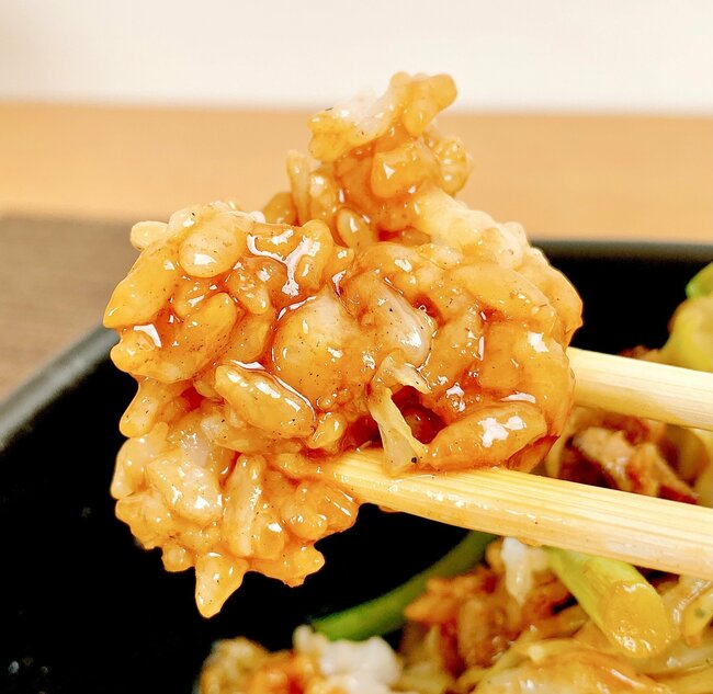 おかずの量がヤバイって…！ほっともっとの“ヤケクソどんぶり”お肉と揚げ物がパンパンに盛られてるの！「上京したての学生メシみたい」「ウマー定番にしてほしい」《購入レビュー》
