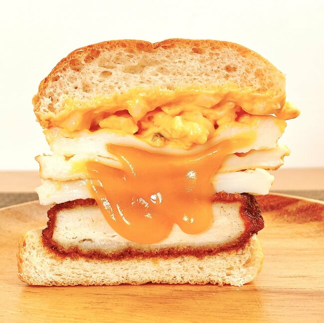 「ボリュームえぐい」「デカすぎる」ケンタッキーの“やけくそバーガー”卵たっぷりで幸福感がすごい！「思った以上にでかくて食べるの大変だった」《実食レビュー》