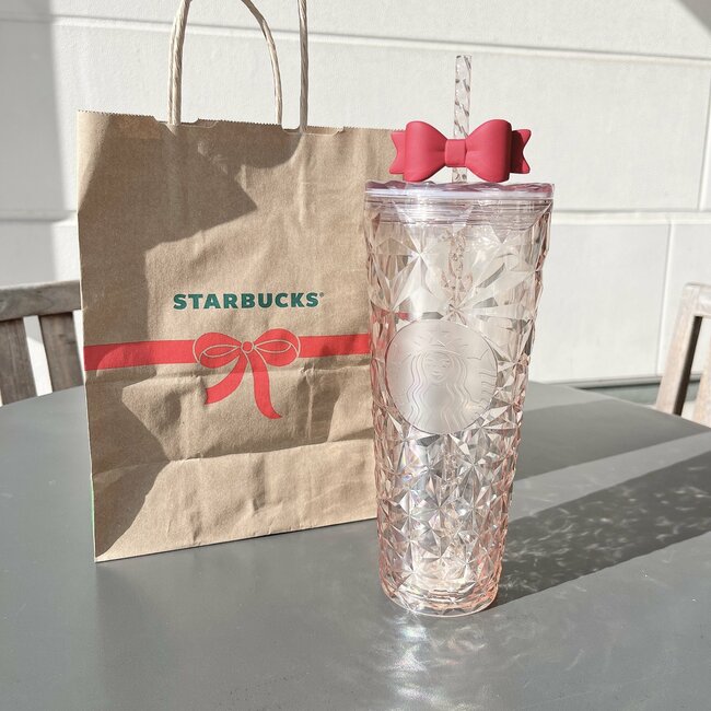 「3店舗目にしてやっと買えた」スタバで見つけたらラッキーな“宝石みたいなタンブラー”キラキラ輝いて美しすぎる!「無事買えて大歓喜」「めっちゃ人気すぎ!」