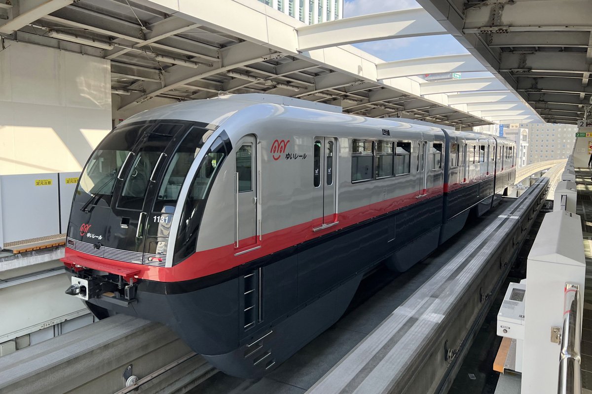 写真：旭橋駅停車中の3両編成の列車